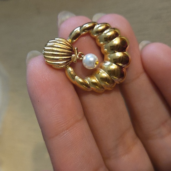 Nwt Non Tarnish Croissant Pearl Earrings - Picture 4 of 5